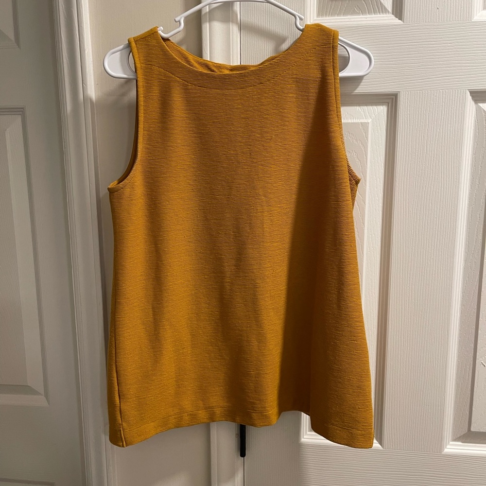 Textured, button-back tank top